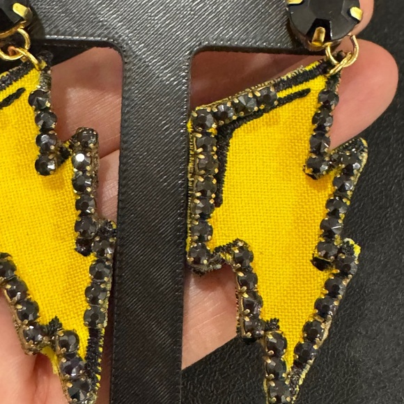 ⚡ Bold Yellow Lightning Bolt Earrings - Picture 3 of 6